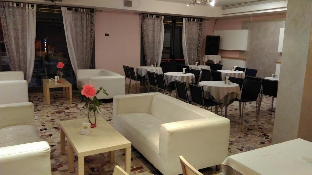 Hotel Flaminio Tavernelle Serrungarina Bagian luar foto