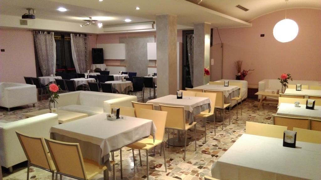 Hotel Flaminio Tavernelle Serrungarina Bagian luar foto