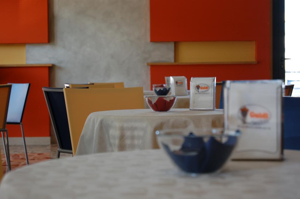 Hotel Flaminio Tavernelle Serrungarina Bagian luar foto