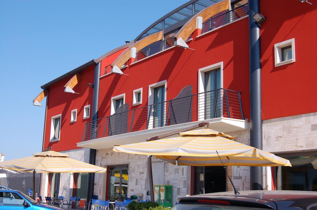 Hotel Flaminio Tavernelle Serrungarina Bagian luar foto
