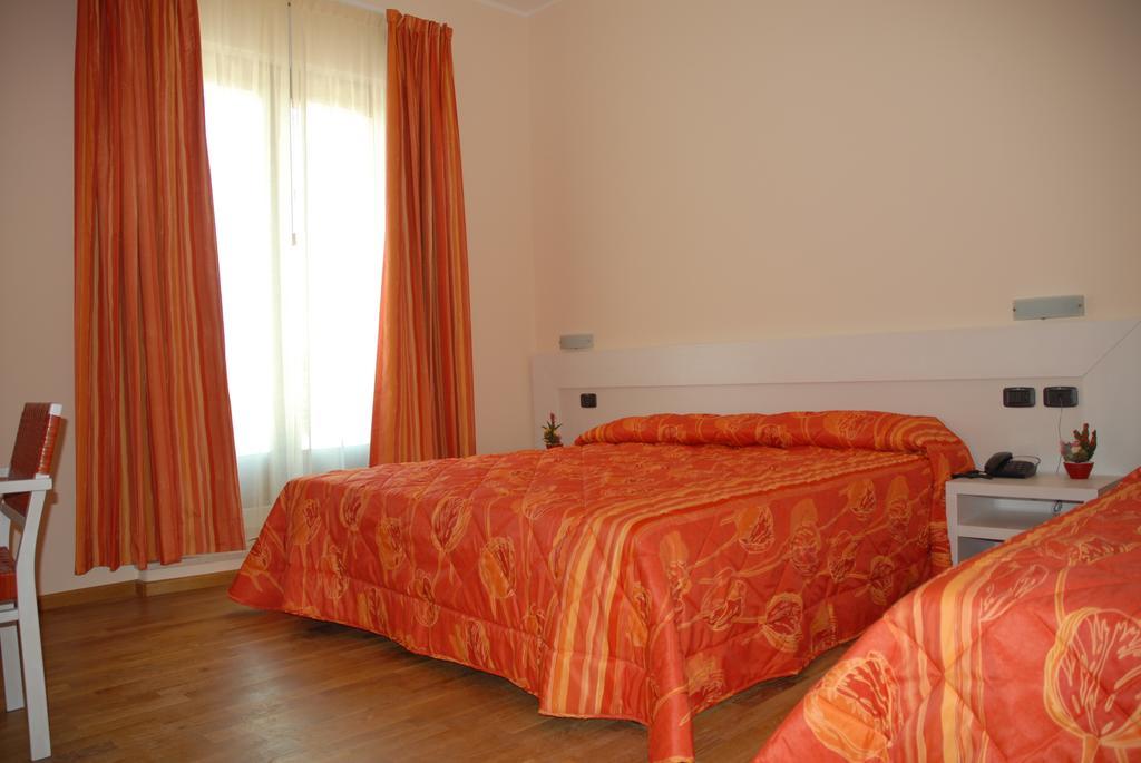 Hotel Flaminio Tavernelle Serrungarina Bagian luar foto
