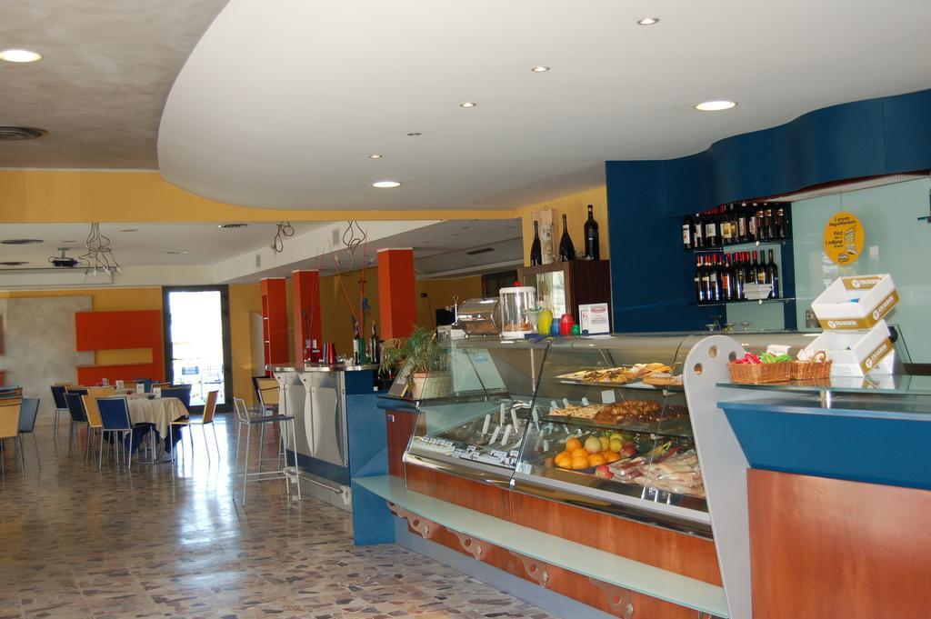 Hotel Flaminio Tavernelle Serrungarina Bagian luar foto